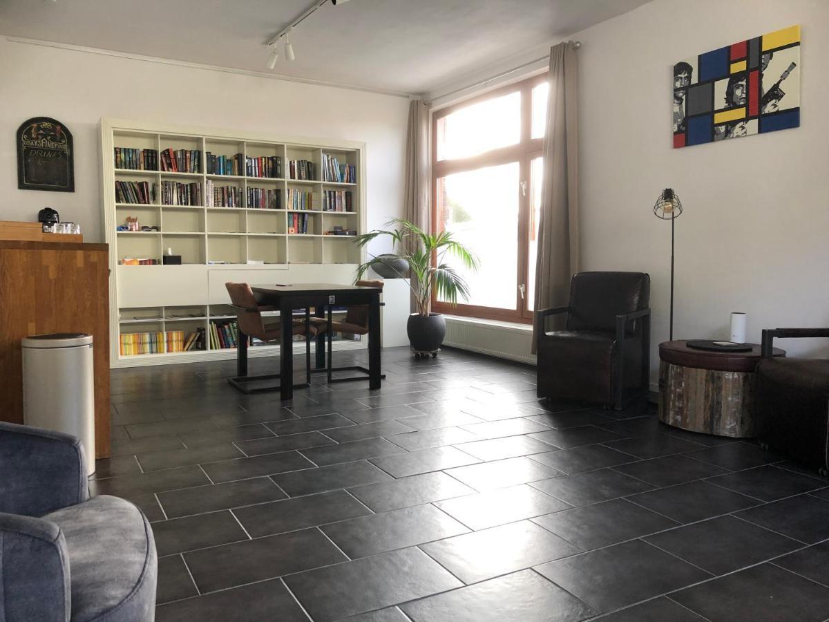 'T Posthuys Panzió Leens Kültér fotó